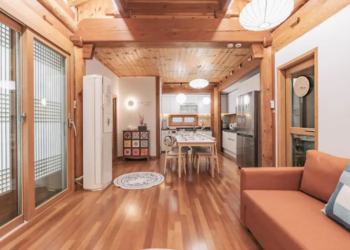 Traditional Family Hanok, Moonlight Fragrance Villa Seúl